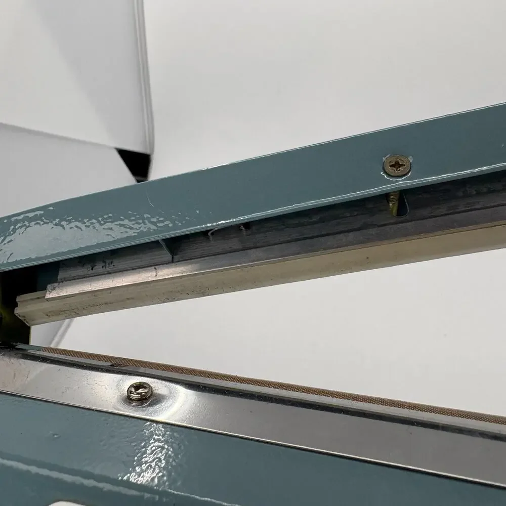 FS-200 Impulse Sealer 8 Inch 300W Plastic Bag Heat Sealer Powers On